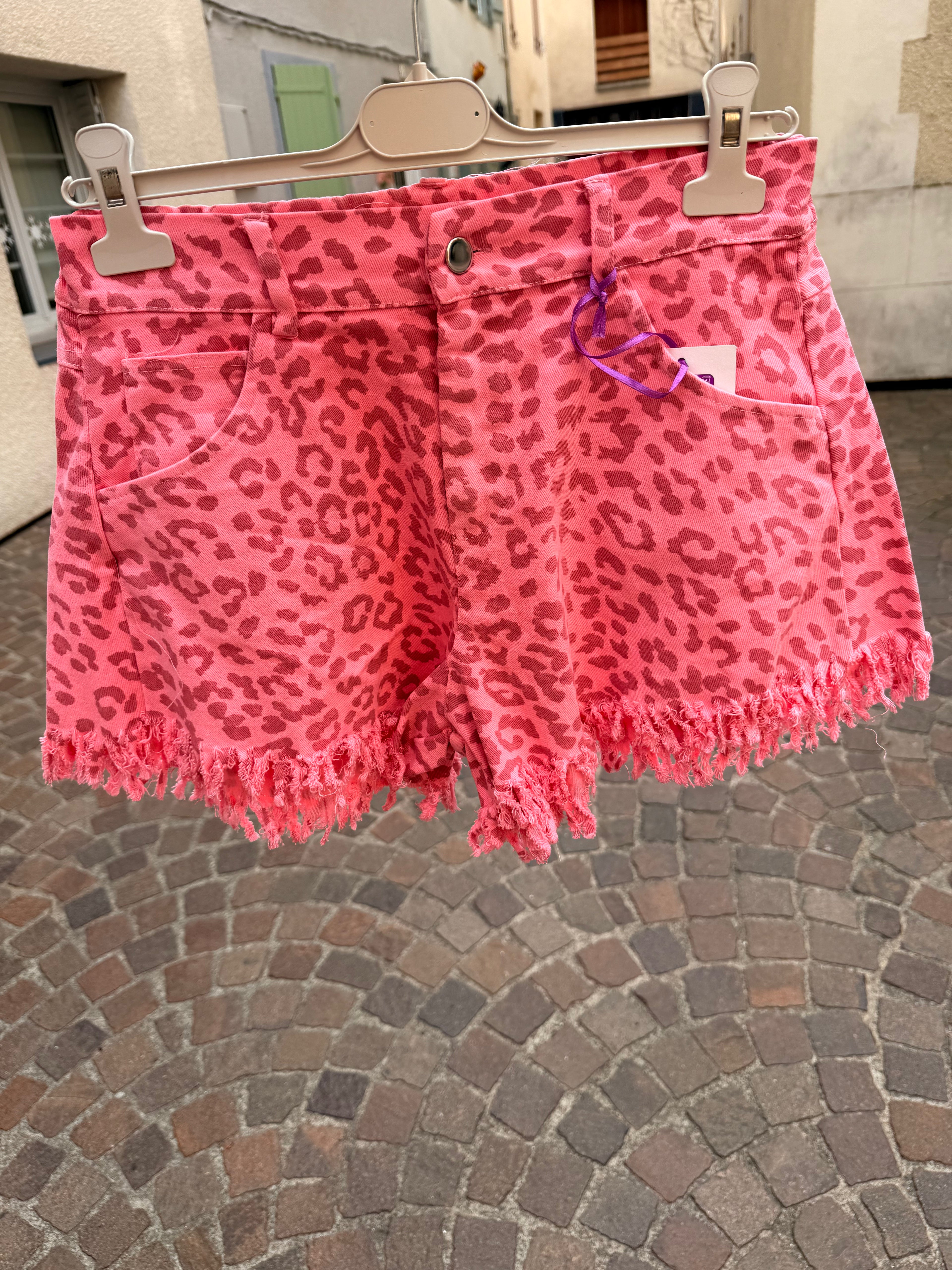 Short léopard rose